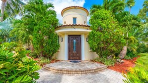 Unclassified image, 3 of 59, button - Villa in Miami, Movie theater, Pool, & Jacuzzi ! (Miami)