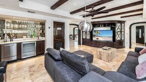 Unclassified image, 4 of 59, button - Villa in Miami, Movie theater, Pool, & Jacuzzi ! (Miami)
