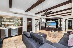 Fernseher, Kamin, Videospielkonsole