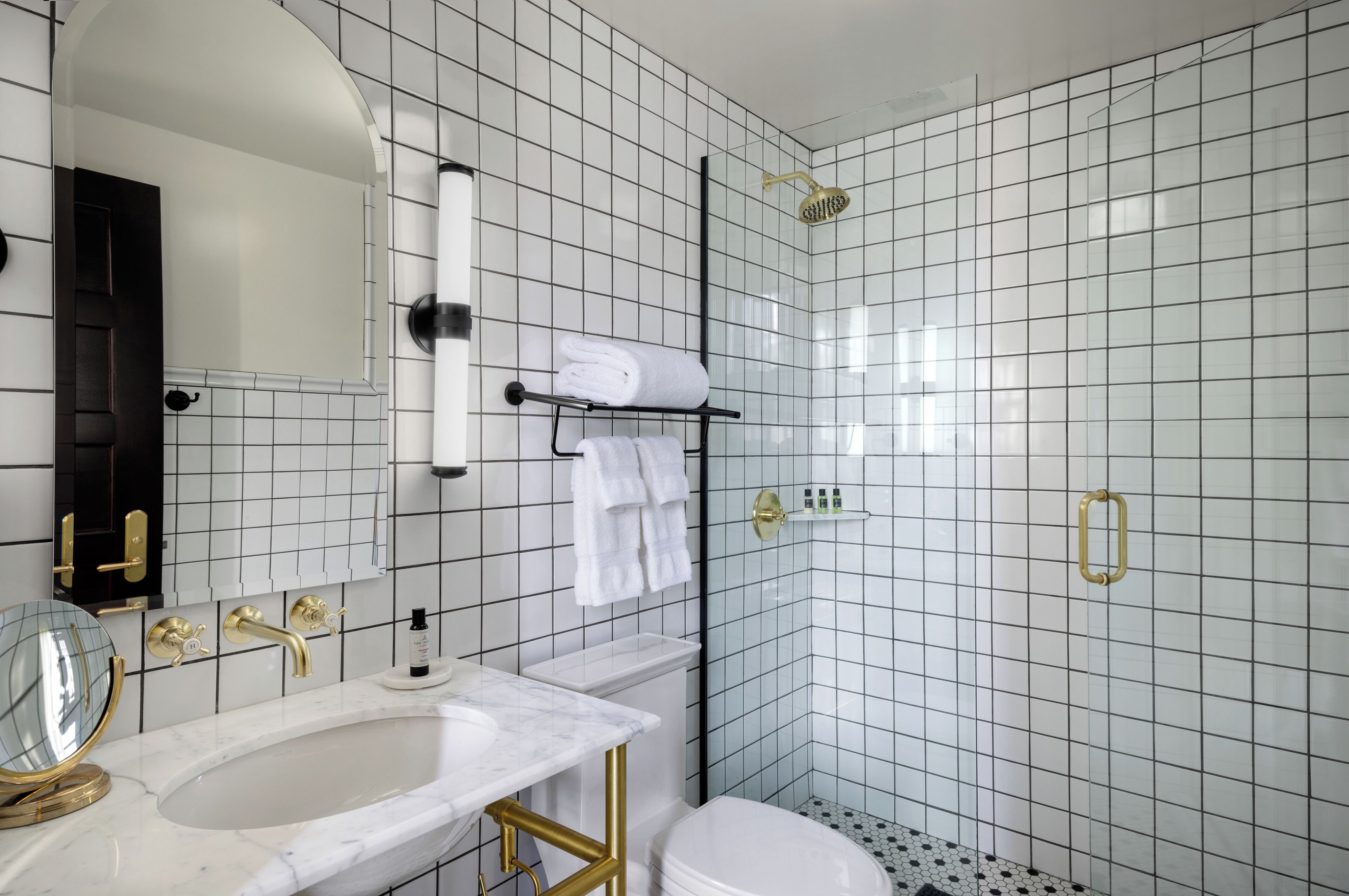 Lyxtoalettartiklar, hårtork, badrock och handdukar