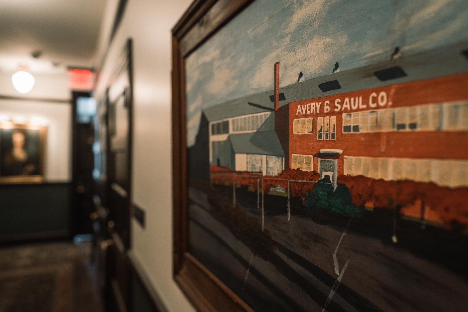 Un cuadro enmarco de un edificio con el texto 'AVERY & SAUL CO.'