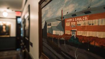 Un cuadro enmarco de un edificio con el texto 'AVERY & SAUL CO.'