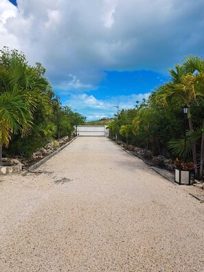 Property grounds - Hidden Haven - Cozy Studio - with pool. (Venetian Road Settlement,)