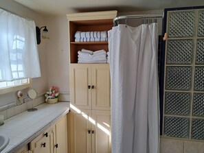 Haartrockner, Handtücher, Seife, Toilettenpapier
