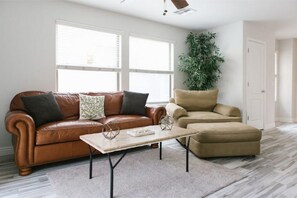 Living area - Charming 3 bedroom near shopping eating and fun! (Gilbert)