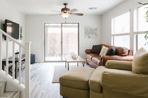 Living area - Charming 3 bedroom near shopping eating and fun! (Gilbert)
