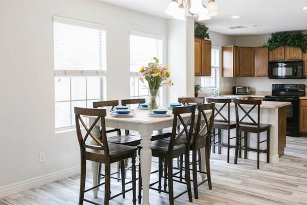 Dining - Charming 3 bedroom near shopping eating and fun! (Gilbert)