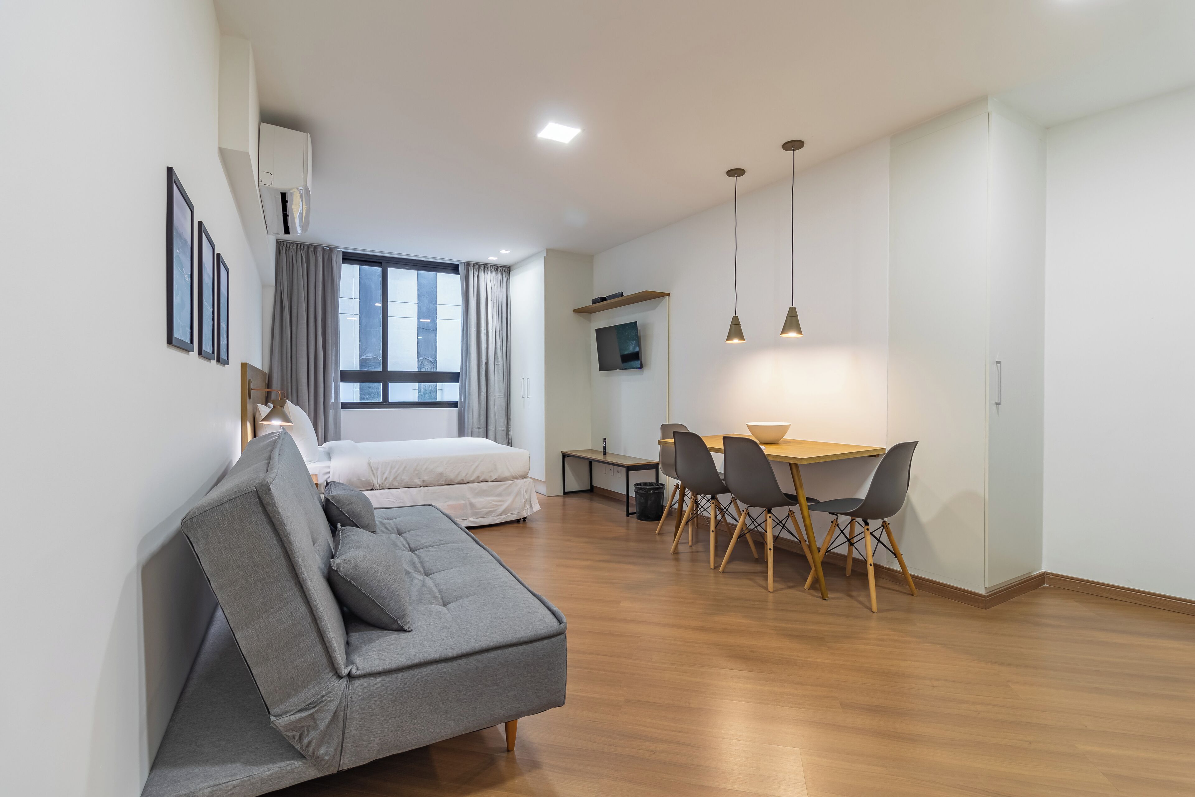 Standard Studio (475781 ) | Living area | 32-inch Smart TV with digital channels