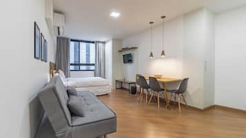 Estudio estándar (475781 ) | Área de sala de estar | Smart TV de 32 pulgadas con canales digitales