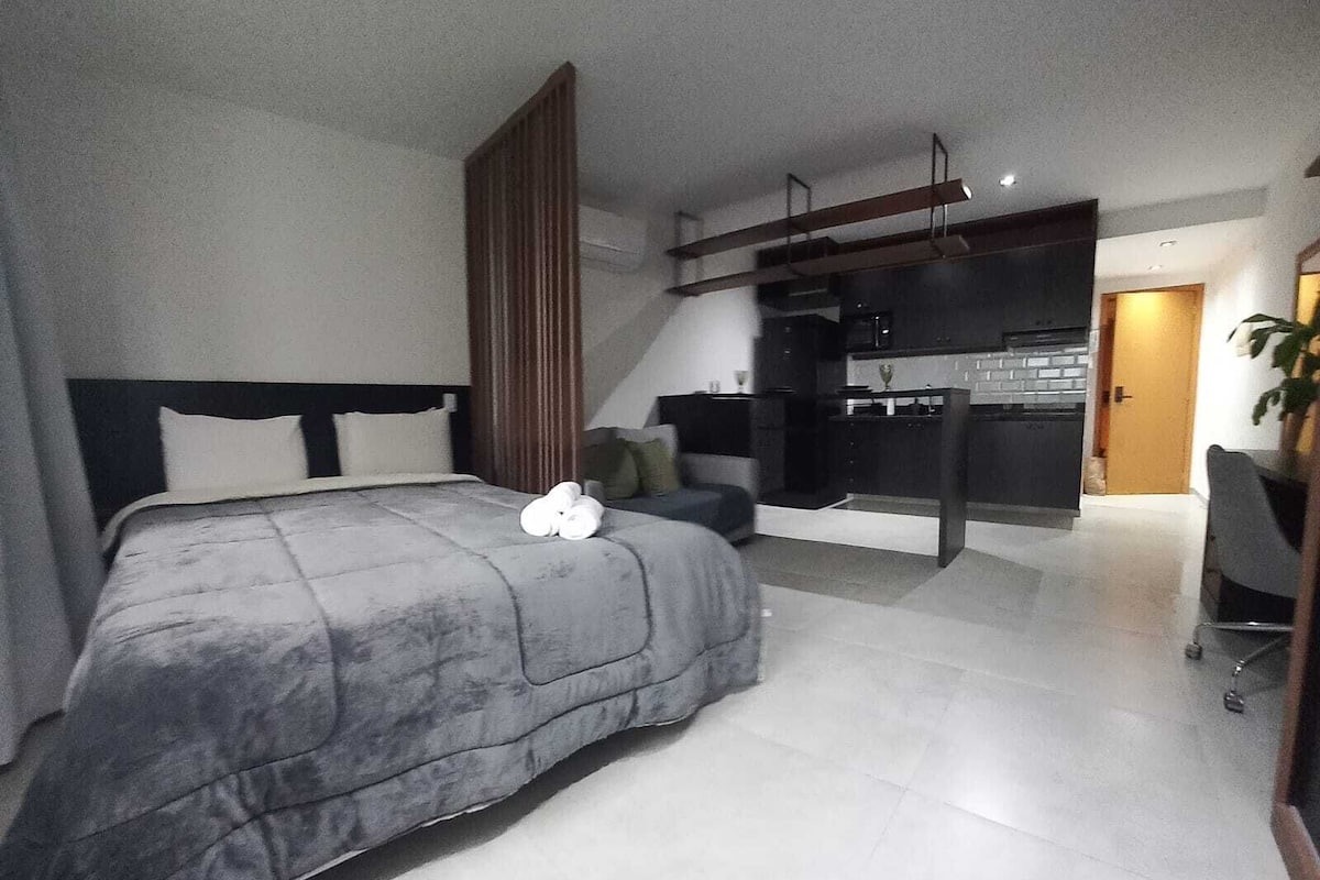 Studio Standard | Bureau, espace de travail pour ordinateur portable, Wi-Fi gratuit