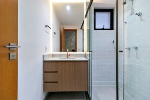 Standard Studio (493171 ) | Bathroom | Shower, towels, soap, shampoo