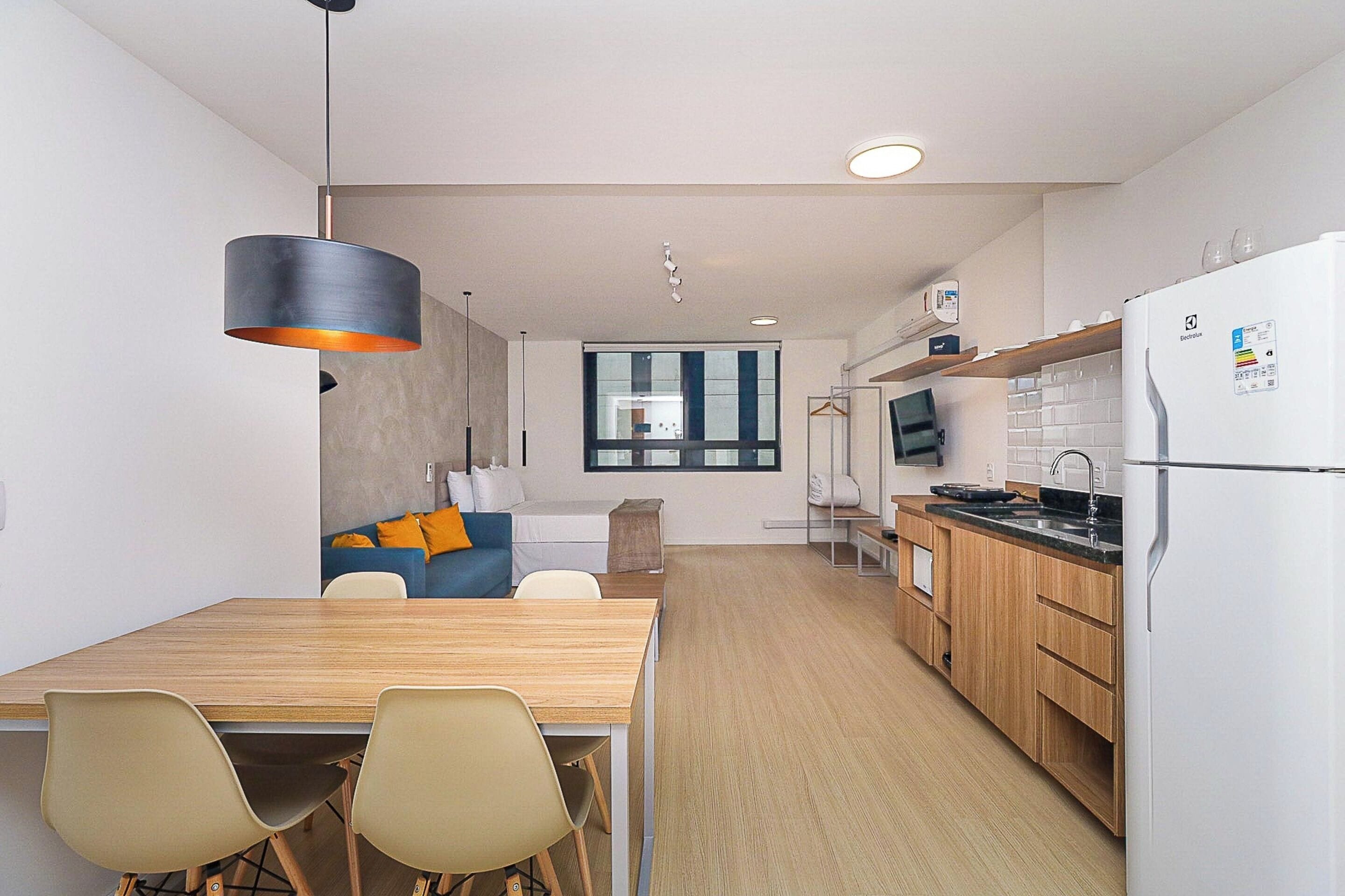 Studio – comfort (440401) | Eget kjøkken | Kjøleskap, kokeplater, espressomaskin og spisebord