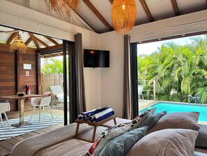1 habitación, tabla de planchar con plancha, cuna de viaje y wifi 