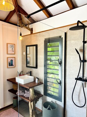 Dusche, Haartrockner, Handtücher, Seife