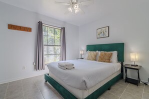 2 bedrooms, in-room safe, WiFi, bed sheets - Gainesville BBQ Getaway!, Family Getaway. Pet Friendly w/BBQ Grill & Patio (Gainesville)