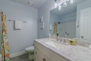 Hair dryer, towels - Gainesville Cozy Pet friendly Near UF & Downtown, Family Getaway. Pet Friendly w/BBQ Grill & Patio (Gainesville)