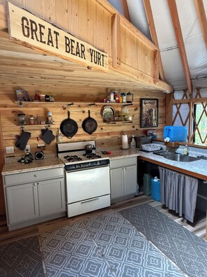 Un four, vaisselle et ustensiles