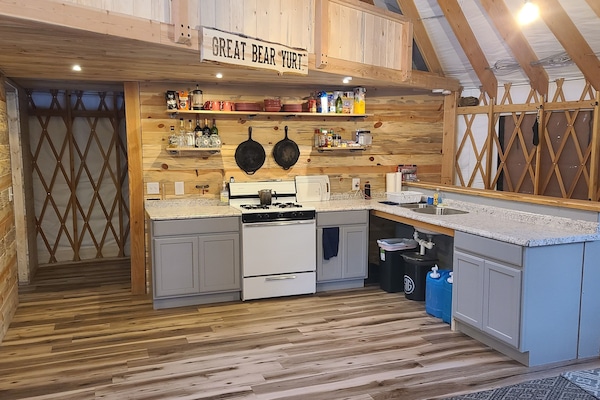 Four, batterie de cuisine, vaisselle et ustensiles