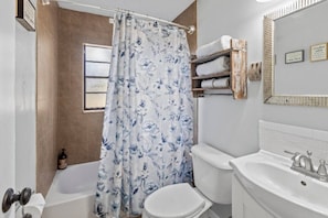 Hair dryer - Family-Friendly Townhouse with Reading Nook + Bike (Gainesville)