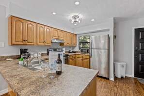 Fridge, microwave, oven, stovetop - Family-Friendly Townhouse with Reading Nook + Bike (Gainesville)