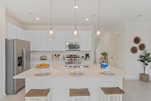 Fridge, microwave, oven, stovetop - 1017 Plantation Lane (Davenport)