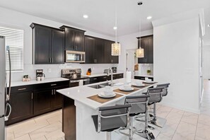 Fridge, microwave, oven, stovetop - 9243 Sommerset Hills Drive (Davenport)