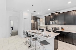 Fridge, microwave, oven, stovetop - 9243 Sommerset Hills Drive (Davenport)