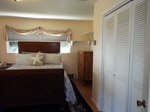 Desk, iron/ironing board, WiFi, bed sheets - Starfish Ocean Ave. Trinidad Bay  (Trinidad)