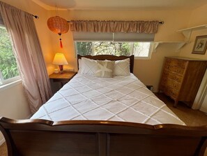 Desk, iron/ironing board, WiFi, bed sheets