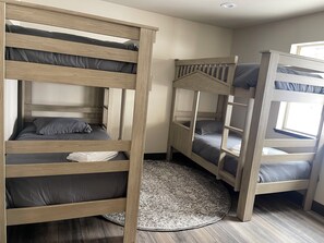 3 quartos, ferros/tábuas de passar roupa, Wi-Fi, roupa de cama