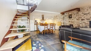 Een modern interieur met een trap, een eetgedeelte en een woongedeelte.