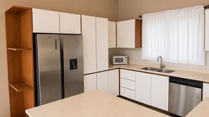Microwave, oven, stovetop, dishwasher - Modern villa with stunning jungle views (Provincia de Puntarenas)