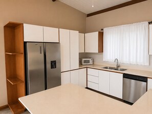 Microwave, oven, stovetop, dishwasher - Modern villa with stunning jungle views (Provincia de Puntarenas)