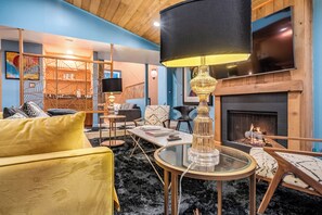 Smart-TV, Kamin, Videospiele, Bücher