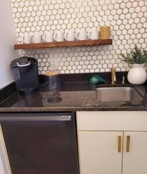 Kühlschrank, Herdplatte, Wasserkocher mit Kaffee-/Teezubehör