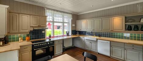 Fridge, dishwasher, coffee/tea maker