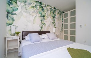 2 bedrooms, travel cot, free WiFi, bed sheets