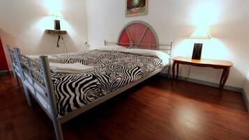 1 chambre, bureau, fer et planche Ă  repasser, lit parapluie