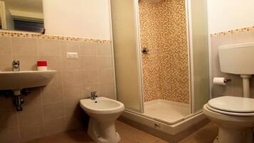 Douche, sĂšche-cheveux, bidet, serviettes fournies