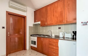 Réfrigérateur, four, plaque de cuisson, cafetière/bouilloire