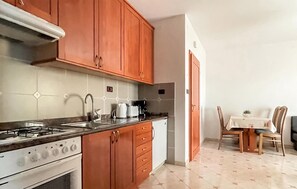 Réfrigérateur, four, plaque de cuisson, cafetière/bouilloire