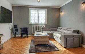 Living area - Gorgeous home in Morlaix with kitchen (Morlaix)