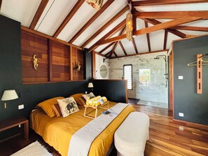 1 chambre, fer et planche à repasser, lit de bébé portatif