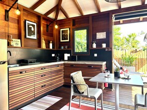 Réfrigérateur, micro-ondes, plaque de cuisson, cafetière/bouilloire