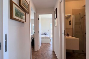 Shower, hair dryer, bidet, towels - Locanda Castellini-private parking (Siena)