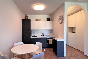 Fridge, oven, stovetop, dishwasher - Locanda Castellini-private parking (Siena)