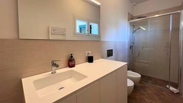 Doccia, asciugacapelli, bidet, asciugamani