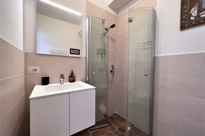 Shower, hair dryer, bidet, towels - Locanda Castellini-private parking (Siena)