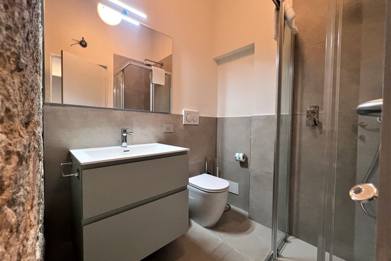 Douche, sèche-cheveux, bidet, serviettes fournies