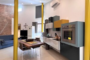 Frigorifero, microonde, forno, piano cottura
